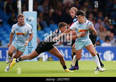 Exeter Chiefs' Henry Slade (left) and Harlequins' Marcus Smith (centre) in action during the Gallagher Premiership match at Sandy Park, Exeter. Picture date: Sunday September 25, 2022. Stock Photo