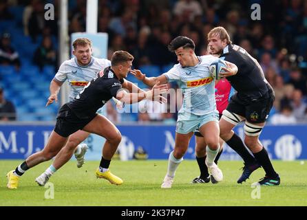 Exeter Chiefs' Henry Slade (left) and Harlequins' Marcus Smith (centre) in action during the Gallagher Premiership match at Sandy Park, Exeter. Picture date: Sunday September 25, 2022. Stock Photo