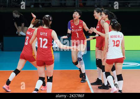 (220925) -- ARNHEM, Sept. 25, 2022 (Xinhua) -- Players of China celebrate scoring during the Phase 1 Pool D match between China and Argentina during the 2022 Volleyball Women's World Championship in Arnhem, the Netherlands, Sept. 25, 2022. (Xinhua/Meng Dingbo) Stock Photo