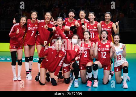 (220925) -- ARNHEM, Sept. 25, 2022 (Xinhua) -- Players of China pose for photos after winning the Phase 1 Pool D match between China and Argentina during the 2022 Volleyball Women's World Championship in Arnhem, the Netherlands, Sept. 25, 2022. (Xinhua/Meng Dingbo) Stock Photo