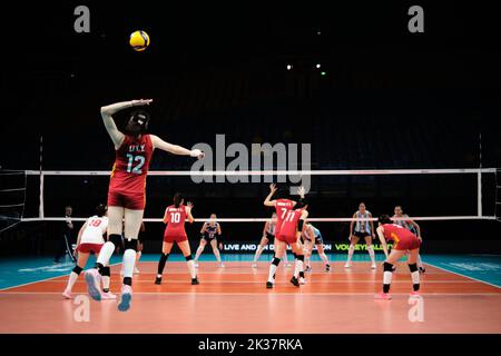 (220925) -- ARNHEM, Sept. 25, 2022 (Xinhua) -- Li Yingying (top) of China serves during the Phase 1 Pool D match between China and Argentina during the 2022 Volleyball Women's World Championship in Arnhem, the Netherlands, Sept. 25, 2022. (Xinhua/Meng Dingbo) Stock Photo