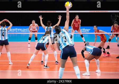 (220925) -- ARNHEM, Sept. 25, 2022 (Xinhua) -- Paula Yamila Nizetich (bottom) of Argentina serves during the Phase 1 Pool D match between China and Argentina during the 2022 Volleyball Women's World Championship in Arnhem, the Netherlands, Sept. 25, 2022. (Xinhua/Meng Dingbo) Stock Photo