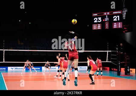 (220925) -- ARNHEM, Sept. 25, 2022 (Xinhua) -- Yuan Xinyue (top) of China serves during the Phase 1 Pool D match between China and Argentina during the 2022 Volleyball Women's World Championship in Arnhem, the Netherlands, Sept. 25, 2022. (Xinhua/Meng Dingbo) Stock Photo