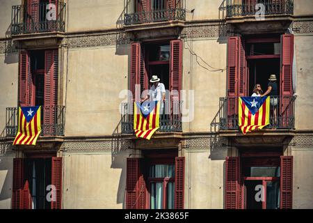 Barcelona, Catalonia, Spain. 25th Sep, 2022. Spectators follow the human towers from balconies decorated with Catalan independence flags during the 'Diada Castellera' at Barcelona's city festival 'La Merce' (Credit Image: © Matthias Oesterle/ZUMA Press Wire) Stock Photo