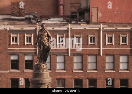 Cleveland, Ohio, USA - September 19, 2022: The figure of Liberty on top of the Soldiers' and Sailors' Monument in Cleveland's Public Square. The Civil Stock Photo