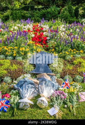 Floral tributes to The Queen around flowerbeds in Parade Gardens, Bath, UK. Stock Photo