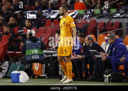 Amsterdam, Netherlands. 25th Sep, 2022. AMSTERDAM - Stefan de Vrij of Holland during the UEFA Nations League match between the Netherlands and Belgium at the Johan Cruijff ArenA on September 25, 2022 in Amsterdam, Netherlands. ANP MAURICE VAN STEEN Credit: ANP/Alamy Live News Stock Photo