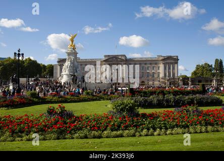 Crowds of Sightseers and Tourists Watching Marching Guards Band Queen Victoria Monument and Buckingham Palace London Stock Photo