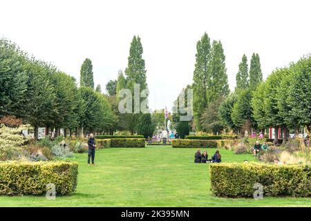 Parkway gardens and fountain, Welwyn Garden City Centre, Hertfordshire, England, United Kingdom Stock Photo