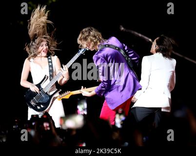 September 24, 2022, New York City, New York, USA: Bassist VICTORIA DE ANGELIS ,THOMAS RAGGI and singer DAMIANO DAVID of MANESKIN perform during the 2022 Global Citizen Festival held on the Great Lawn in Central Park. (Credit Image: © Nancy Kaszerman/ZUMA Press Wire) Stock Photo