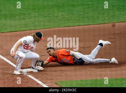 Baltimore, USA. 25th Sep, 2022. BALTIMORE, MD - SEPTEMBER 25: Baltimore Orioles second baseman Gunnar Henderson (2) has Houston Astros shortstop Jeremy Pena (3) out at thitd in the tenth inning during a MLB game between the Baltimore Orioles and the Houston Astros, on September 25, 2022, at Orioles Park at Camden Yards, in Baltimore, Maryland. (Photo by Tony Quinn/SipaUSA) Credit: Sipa USA/Alamy Live News Stock Photo