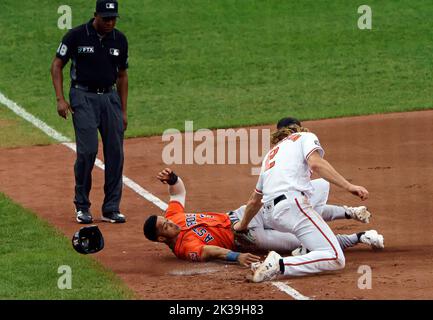 Baltimore, USA. 25th Sep, 2022. BALTIMORE, MD - SEPTEMBER 25: Baltimore Orioles second baseman Gunnar Henderson (2) has Houston Astros shortstop Jeremy Pena (3) out at thitd in the tenth inning during a MLB game between the Baltimore Orioles and the Houston Astros, on September 25, 2022, at Orioles Park at Camden Yards, in Baltimore, Maryland. (Photo by Tony Quinn/SipaUSA) Credit: Sipa USA/Alamy Live News Stock Photo