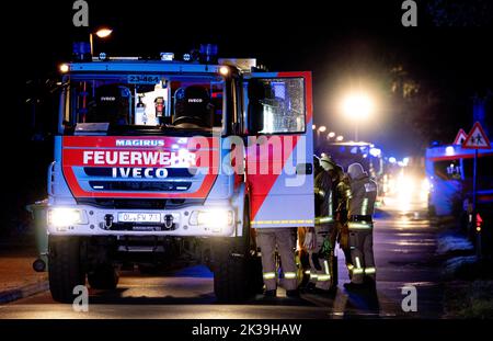 Wardenburg, Germany. 25th Sep, 2022. Numerous fire engines are parked in front of a home for the elderly in the district of Südmoslesfehn. Three people have died in a fire in a retirement home in Wardenburg near Oldenburg. They died presumably by smoke gases, said a fire department spokesman on Sunday. Credit: Hauke-Christian Dittrich/dpa/Alamy Live News Stock Photo