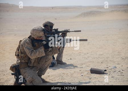 U.S. Marines with 3rd Battalion, 5th Marine Regiment, 1st Marine Division,  fire M27 Infantry Automatic Rifles during exercise Intrepid Maven 22.4 in the United Arab Emirates, Sept. 23, 2022. Intrepid Maven 22.4 is a U.S. Marine Corps Forces Central Command engagement series designed for bilateral and multilateral training engagements with partner nations and Marine Corps forces. (U.S. Marine Corps photo by Sgt. Jacob Yost) Stock Photo