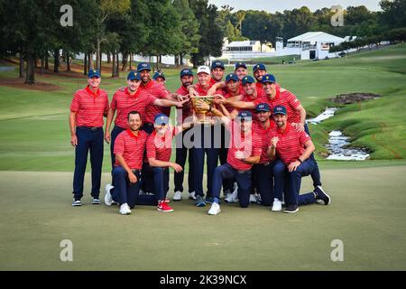 Charlotte, NC, USA. 25th Sep, 2022. The United State team with the trophy after winning the Presidents Cup at Quail Hollow Club in Charlotte, NC. Brian Bishop/CSM/Alamy Live News Stock Photo