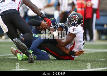 New Orleans, Louisiana, USA. 18th Dec, 2022. Atlanta Falcons linebacker  Lorenzo Carter warms up before playing the New Orleans Saints in an NFL game  in New Orleans, Louisiana USA on December 18