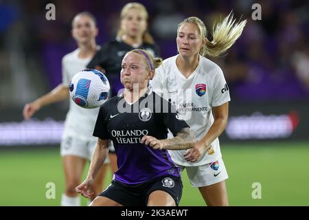 September 25, 2022: Orlando Pride midfielder GUNNHILDUR J'NSD'TTIR (8) attacks the ball during the NWSL Orlando Pride vs San Diego Wave FC soccer match at Exploria Stadium in Orlando, Fl on September 25, 2022. (Credit Image: © Cory Knowlton/ZUMA Press Wire) Stock Photo