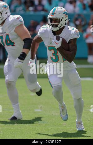 Miami Dolphins running back Raheem Mostert (31) waves during practice ...