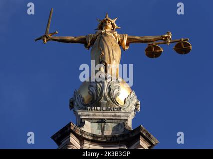 File photo dated 8/1/2019 of FW Pomeroy's Statue of Justice stands atop the Central Criminal Court building, Old Bailey, London. Pre-recorded evidence of victims and witnesses to crimes has been rolled out at Crown Courts in England and Wales. The Ministry of Justice has said, from Monday, the technology will be available at a final 20 Crown Courts in Buckinghamshire, Cambridgeshire, East Anglia, Essex, London and the South East, marking the end of a national rollout. Issue date: Monday September 26, 2022. Stock Photo