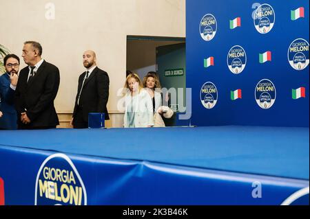 Rome, Italy. 25th Sep, 2022. Giorgia Meloni (C) arrives at the press room. Giorgia Meloni, leader of the far right and national-conservative party Fratelli díItalia (Brothers of Italy), commented the victory of the party at the Italian elections, held on 25 September 2022, at Parco Principi Hotel in Rome. Credit: SOPA Images Limited/Alamy Live News Stock Photo