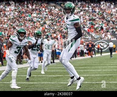 East Rutherford, New Jersey, USA. 25th Sep, 2022. New York Jets cornerback Sauce  Gardner (1) breaks up a pass intended for Cincinnati Bengals wide receiver  Ja'Marr Chase (1) during a NFL game