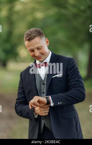 Blue suit grey hot sale vest red tie