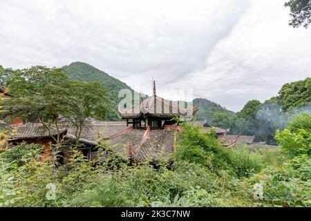 The architectural landscape of Fuhu Temple in Emei Mountain, China Stock Photo