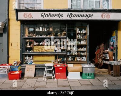 Roberts Rummage a secondhand vintage junk shop in Hastings Old Town,Hastings, East Sussex, England UK Stock Photo