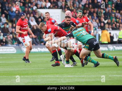 Olly Cracknell of Leicester Tigers makes a break during the Gallagher ...