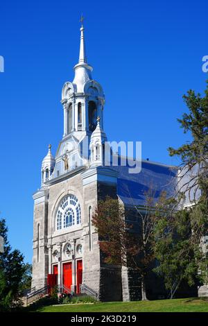 SAINT-SAUVEUR, CANADA -15 SEP 2022- View of the Paroisse Saint-Sauveur church in the village of Saint-Sauveur, a ski resort town in the Laurentians to Stock Photo