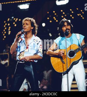 ZDF Hitparade, Musiksendung, Deutschland, 1981, Hoffmann und Hoffmann, deutsches Schlagerduo, Michael und Günter Hoffmann. Hitparade, TV music show, Germany, 1981, Hoffmann & Hoffmann, German pop duo, Michael and Guenter Hoffmann. Stock Photo