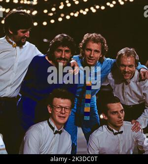 Hoffmann & Hoffmann, Günter und Michael Hoffmann, deutsches Schlagerduo, hier mit Band, singen das Lied: Rücksicht und werden Sieger beim deutschen Vorentscheid zum Eurovision Song Contest, Deutschland, 1983. Hoffmann & Hoffmann, Guenter and Michael Hoffmann, German pop duo, here with band, winner of the German preliminary round of the Eurovision Song Contest. Stock Photo