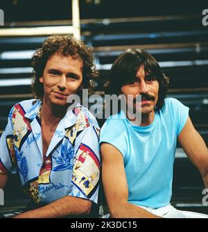 ZDF Hitparade, Musiksendung, Deutschland, 1981, Hoffmann und Hoffmann, deutsches Schlagerduo, Michael und Günter Hoffmann. Hitparade, TV music show, Germany, 1981, Hoffmann & Hoffmann, German pop duo, Michael and Guenter Hoffmann. Stock Photo