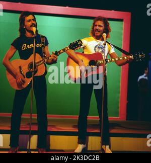 Hoffmann und Hoffmann, deutsches Schlagerduo, Günter und Michael Hoffmann, Auftritt, Deutschland, circa 1979. Hoffmann & Hoffmann, German pop duo, Guenter and Michael Hoffmann, TV performance, Germany, circa 1979. Stock Photo