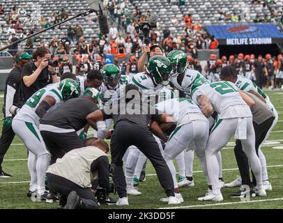 September 26, 2022, East Rutherford, New Jersey, USA: New York Jets safety  Jordan Whitehead (3) and teammates get ready during warm-up prior to  kickoff against the Cincinnati Bengals during a NFL game