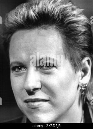 Doris Dörrie, deutsche Regisseurin zu Gast in einer Talkshow des NDR, Deutschland 1986 - Fotobuch Band 1 von 2012: Promi- Porträts fotografiert von Hartwig 'Valdi' Valdmanis Stock Photo