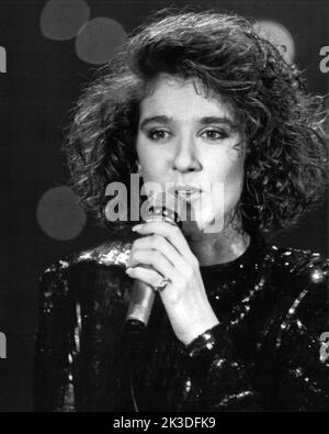 Céline Dion, kanadische Sängerin bei einem Auftritt, Ende 1980er Jahre - Fotobuch Band 1 von 2012: Promi- Porträts fotografiert von Hartwig 'Valdi' Valdmanis Stock Photo