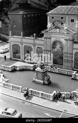 Die Pferdeschwemme am Herbert-von-Karajan-Platz in Salzburg, circa 1960. Pferdeschwemme fountain at Herbert von Karajan Square in Salzburg, around 1960. Stock Photo