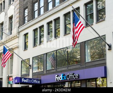 09.19.2022 New-York Manhattan FedEx Office Print and Ship Center Bryant Park Stock Photo