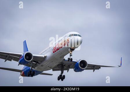 Jet2 G-LSAK Jet2 Holidays Boeing 757-23N landing at Manchester airport. Stock Photo