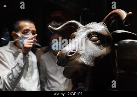 (220926) -- SHANGHAI, Sept. 26, 2022 (Xinhua) -- Visitors view a bronze ox head at the exhibition 'Return in Golden Age: China's Retrieved Cultural Relics Exhibition' in east China's Shanghai, Sept. 26, 2022. 'Return in Golden Age: China's Retrieved Cultural Relics Exhibition' was launched Monday at the Minhang Museum in east China's Shanghai. The exhibition features China's cultural relics retrieved from overseas and now kept by the Poly Art Museum and the administration office of the Yuanmingyuan. Among the exhibits are bronze Chinese zodiac animal heads that belonged to the Yuanmingyuan Par Stock Photo