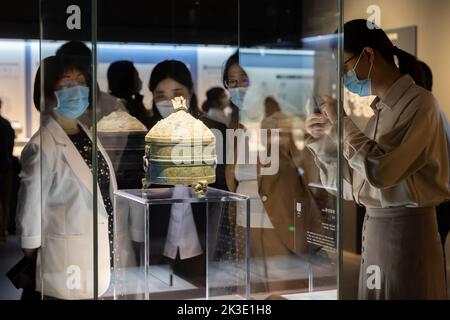 (220926) -- SHANGHAI, Sept. 26, 2022 (Xinhua) -- Visitors view an ancient bronze ware at the exhibition 'Return in Golden Age: China's Retrieved Cultural Relics Exhibition' in east China's Shanghai, Sept. 26, 2022. 'Return in Golden Age: China's Retrieved Cultural Relics Exhibition' was launched Monday at the Minhang Museum in east China's Shanghai. The exhibition features China's cultural relics retrieved from overseas and now kept by the Poly Art Museum and the administration office of the Yuanmingyuan. Among the exhibits are bronze Chinese zodiac animal heads that belonged to the Yuanmingyu Stock Photo