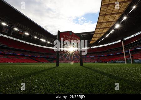 London, UK. 26th Sep, 2022. Soccer: Nations League A, England - Germany, Group Stage, Group 3, Matchday 6 at Wembley Stadium, the sun is shining in the stadium under the 'Please keep off the grass' sign. Credit: Christian Charisius/dpa/Alamy Live News Stock Photo