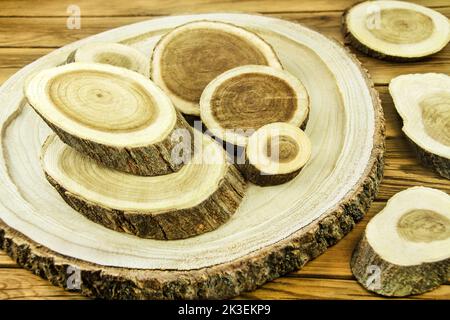 Natürliche Dekoration mit Baumscheiben aus Holz Stock Photo