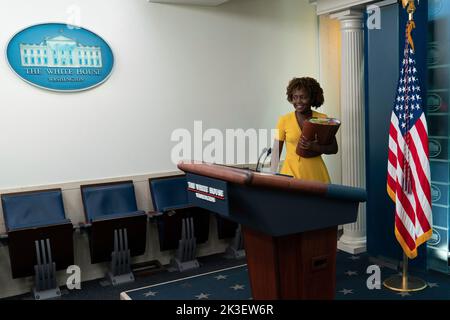Washington, Vereinigte Staaten. 26th Sep, 2022. White House Press Secretary Karine Jean-Pierre holds a news briefing at the White House in Washington, DC, September 26, 2022. Credit: Chris Kleponis/Pool via CNP/dpa/Alamy Live News Stock Photo