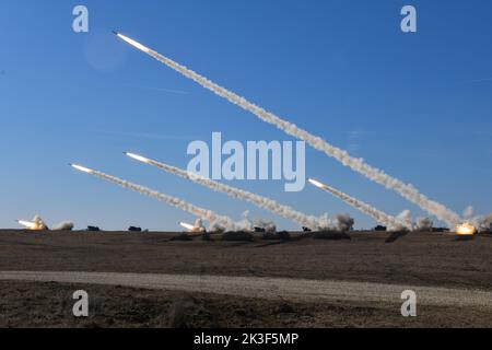 U.S. Army soldiers, assigned to 41st Field Artillery Brigade, launch rockets from the M270 Multiple Launcher Rocket Systems during a live fire exercise at the 7th Army Training Command Grafenwoehr Training Area, March 11, 2022 in Grafenwohr, Bavaria, Germany. Stock Photo