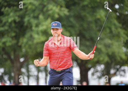 Charlotte, NC, USA. 25th Sep, 2022. Sam Burns celebrates a birdie during the Presidents Cup at Quail Hollow Club in Charlotte, NC. Brian Bishop/CSM/Alamy Live News Stock Photo