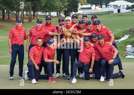 Charlotte, NC, USA. 25th Sep, 2022. The United State team with the trophy after winning the Presidents Cup at Quail Hollow Club in Charlotte, NC. Brian Bishop/CSM/Alamy Live News Stock Photo