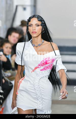 Paris, France, on September 26, 2022. French model Noemie Lenoir walks the runway during the Weinsanto show as part of Paris Fashion Week Womenswear Spring Summer 2023 in Paris, France, on September 26, 2022. Photo by Jana Call me J/ABACAPRESS.COM Stock Photo