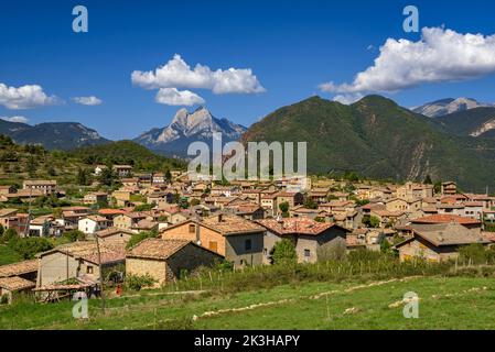 The town of Sant Julià de Cerdanyola with the Pedraforca mountain in the background (Berguedà, Catalonia, Spain, Pyrenees) Stock Photo